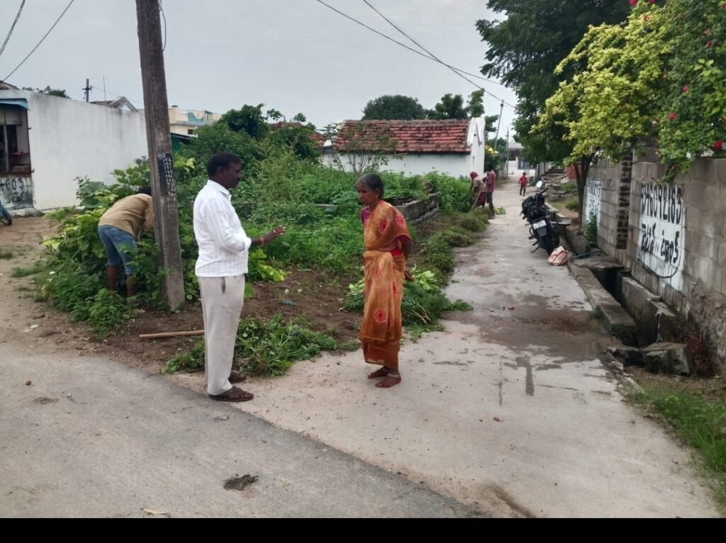 వర్షాకాలం దృష్ట్యా గుగ్గిళ్లలో పారిశుద్ధ్య చర్యలు- రోడ్డుకు ఇరువైపులా పేరుకుపోయిన చెత్త తొలగింపు