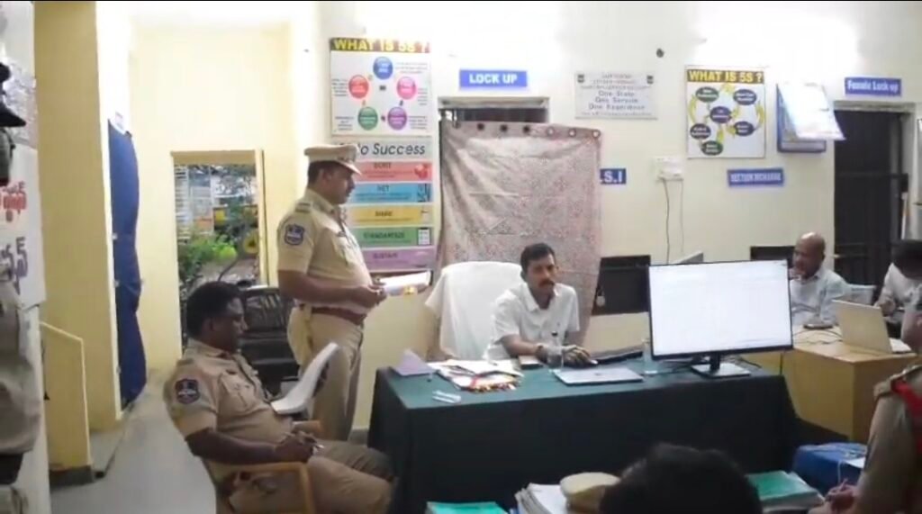 బోధన్ డివిజన్ సమీక్షలో పోలీస్ కమిషనర్ పి.సాయి చైతన్య,ఐ.పి.యస్ కీలక ఆదేశాలు.