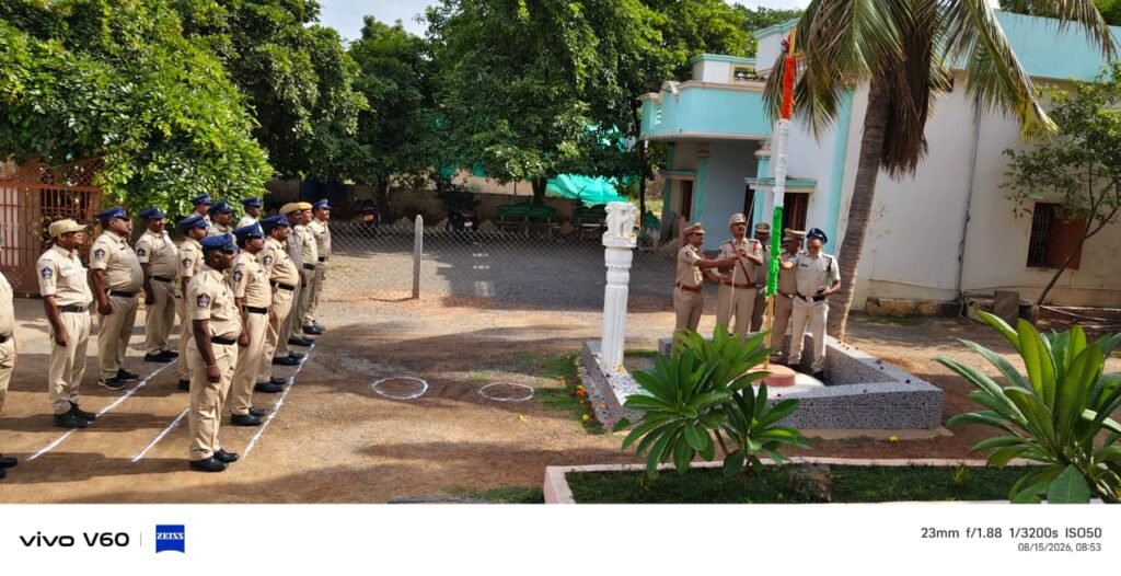 పోరుమామిళ్ల పోలీస్ స్టేషన్ లో జాతీయ జెండాను ఆవిష్కరించిన, సర్కిల్ ఇన్స్పెక్టర్ హేమ సుందర్.