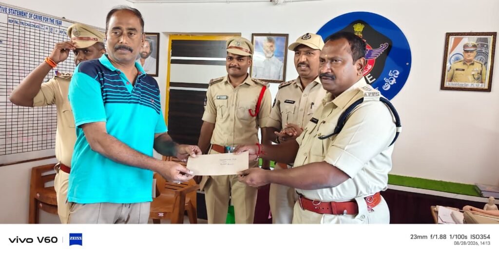 హత్య కేసు ఛేదింపులో ప్రతిభ: బద్వేల్ రూరల్ ఎఎస్ఐ నరసింహారావుకు డీఎస్పీ క్యాష్ రివార్డు