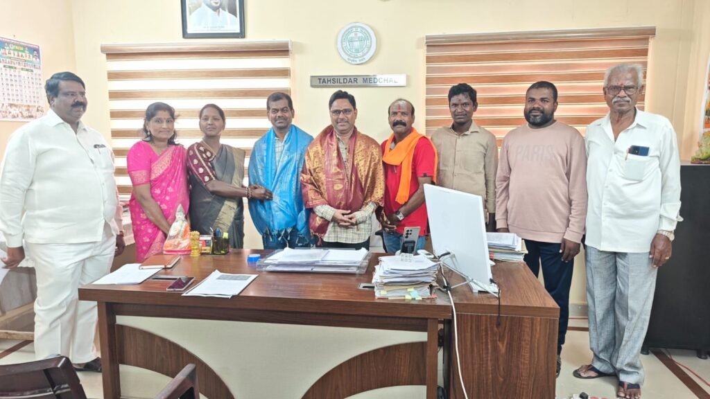 ఉత్తమ సేవలకు తహసీల్దార్ భూపాల్, సీనియర్ అసిస్టెంట్ నరేష్‌కు ఘన సన్మానం