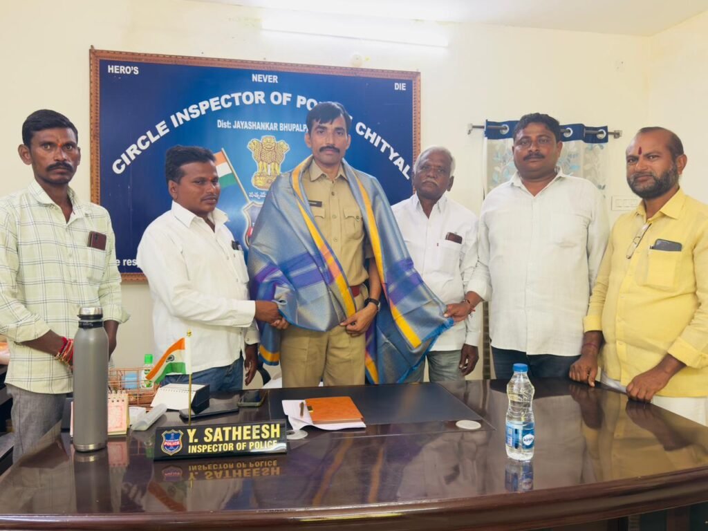 నూతన సీఐని కలిసిన టేకుమట్ల బిజెపి పార్టీ నాయకులు