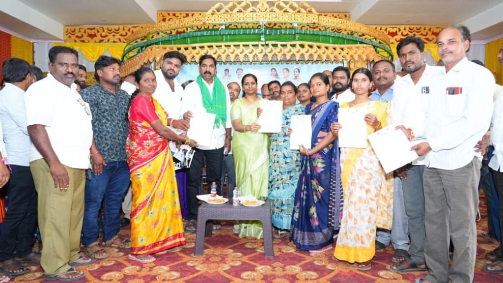 స్మార్ట్ రేషన్ కార్డులు ఇందిరమ్మ ఇళ్ల ప్రొసీడింగ్ కాపీల పంపిణీ
