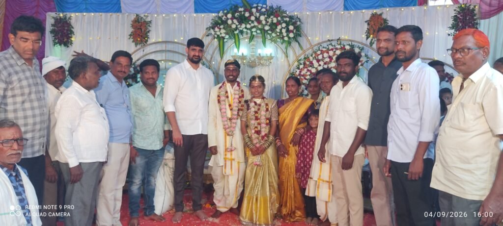 నూతన వధూవరులను ఆశీర్వదించిన ఎమ్మెల్యే <br>