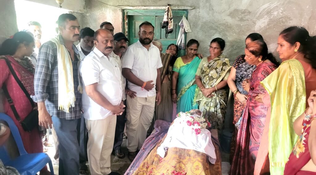 ఆదిరెడ్డి పార్థివదేహానికి చల్లా ధర్మారెడ్డి నివాళి<br>