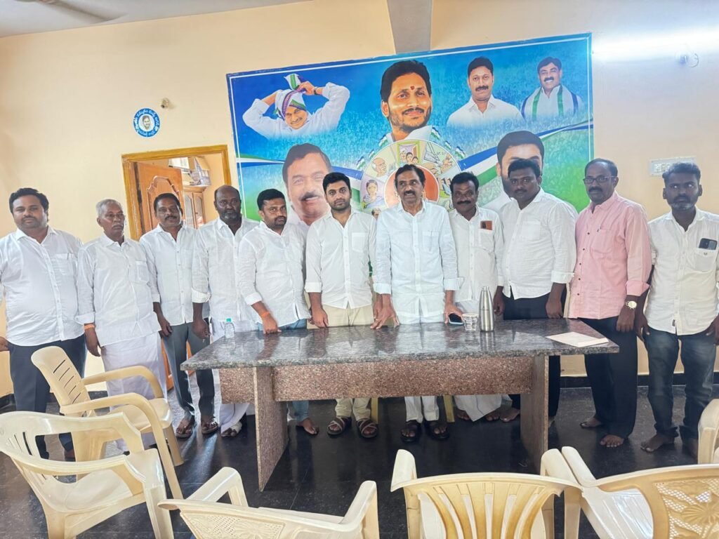 తోకలపల్లి పార్టీ నాయకులతో ఆత్మీయ సమావేశం వైస్సార్సీపీని గ్రామస్థాయిలో మరింత బలోపేతం చేయాలి: ఎమ్మెల్సీ డీసీ గోవిందరెడ్డి