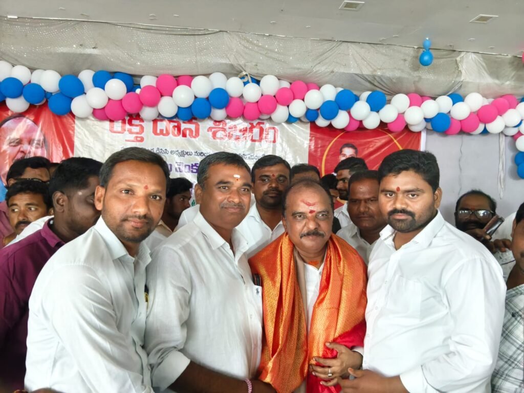 జిల్లా అధ్యక్షుడిని శాలువాలతో సత్కరించిన మండల నాయకులు