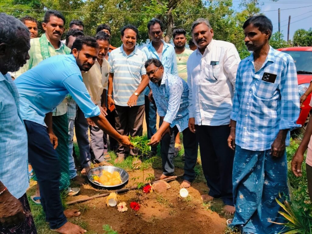 పోచవరం కాలనీలో మొక్కలు నాటిన తాసిల్దార్ ధర్మేంద్ర ఎడవల్లి భాస్కరరావు<br><br>