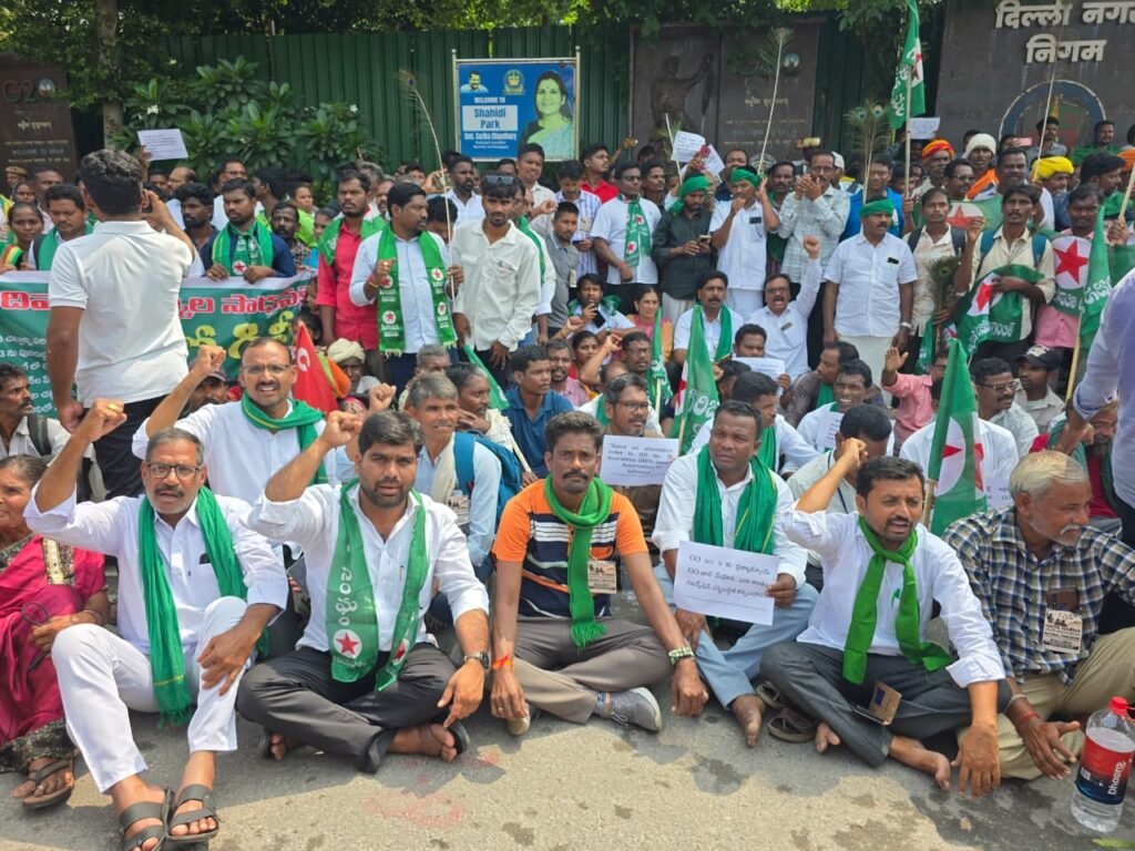 గిరిజన, ఆదివాసీ హక్కులను కాపాడాలి: ఢిల్లీలో గిరిజన సంఘాల మహాధర్నా<br>