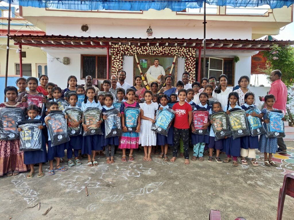 శ్రీనివాస్ రెడ్డి ప్రథమ వర్ధంతి సందర్భంగా విద్యార్థులకు KSR కిట్ల పంపిణీ