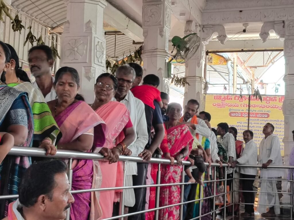 భక్తుల రద్దీతో కిటకిటలాడిన సిద్ధరామేశ్వర ఆలయం