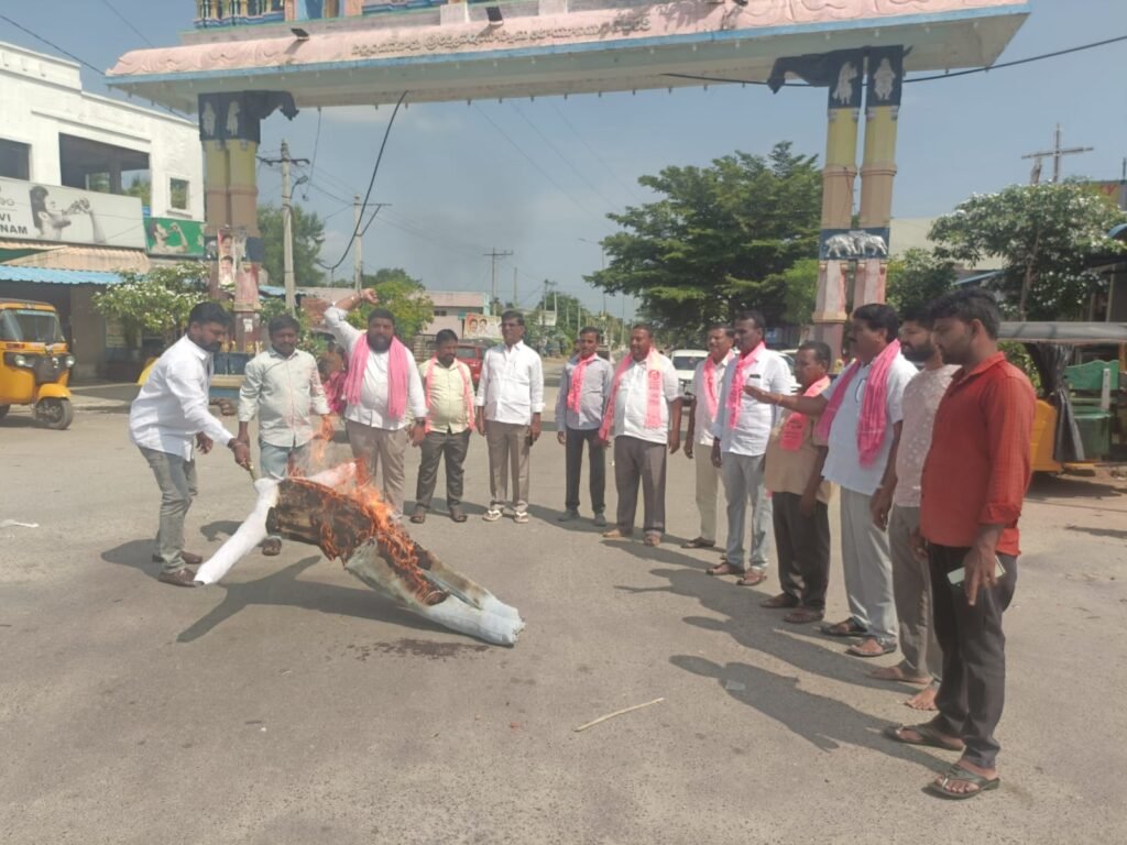 మహిళా ఎమ్మెల్యేలపై అసభ్యకర ప్రవర్తనను ఖండిస్తూ బీఆర్‌ఎస్‌ నిరసన