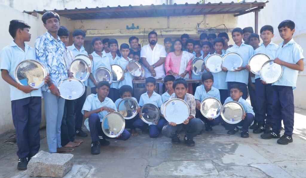 50 మందిబీసీహాస్టల్‌ విద్యార్థులకు ప్లేట్ల పంపిణీ 