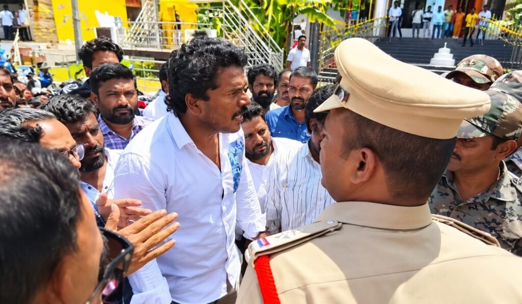దిష్టిబొమ్మ దగ్ధం వేళ పోలీసులు చొక్కా పట్టుకోవడం పై ఆగ్రహం