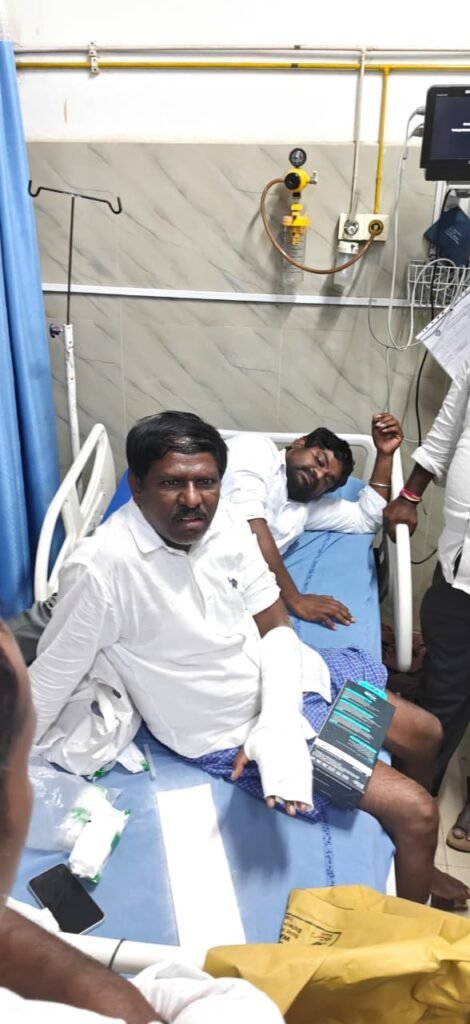స్పీకర్‌పై ఎమ్మెల్సీ అనుచిత వ్యాఖ్యలకు నిరసన  కేసీఆర్ ఫాంహౌస్ ముట్టడిలో ఉద్రిక్తత.. ఎస్సీ సెల్ నేతలకు స్వల్ప గాయాలు