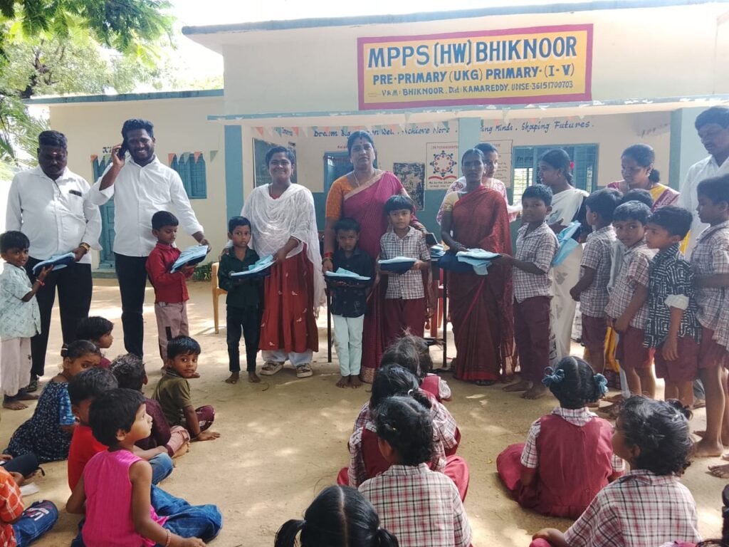 విద్యార్థులకు స్కూల్ యూనిఫామ్ పంపిణీ కార్యక్రమం