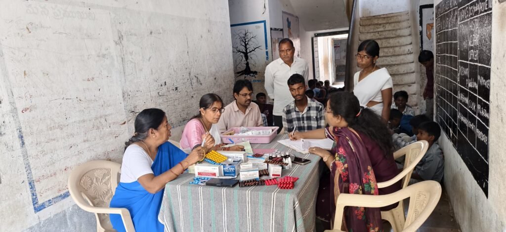 బీసీ బాలుర వసతి గృహంలో వైద్య పరీక్షలు..  