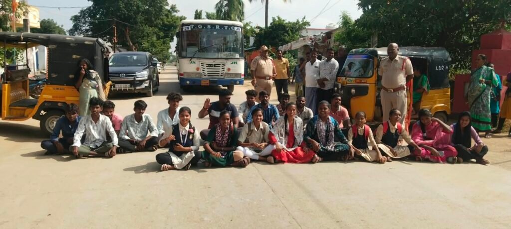 లద్నూరులో బస్సు సౌకర్యం  కల్పించాలని విద్యార్థుల ధర్నా 