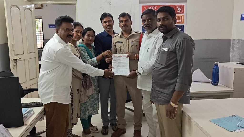 తీన్మార్ మల్లన్నపై చట్టపరమైన చర్యలు తీసుకోవాలి….రెడ్డి సామాజిక వర్గంపై అవమానకర వ్యాఖ్యలు చేశారంటూ మేడిపల్లి, పోచారం పోలీసులకు ఫిర్యాదు….సామాజిక వర్గాల మధ్య వైషమ్యాలు పెంచేలా వ్యాఖ్యలు ఉన్నాయని ఆరోపణ…..