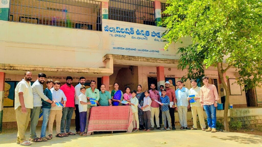పోతుగల్ గ్రామంలోని జిల్లా పరిషత్ మరియు మండల పరిషత్ పాఠశాల విద్యార్థులకు యూనిఫాం. టెక్స్ బుక్కులను పంపిణీ చేసిన పోతుగల్ గ్రామ సర్పంచ్ పామేనా నర్సింలు. 