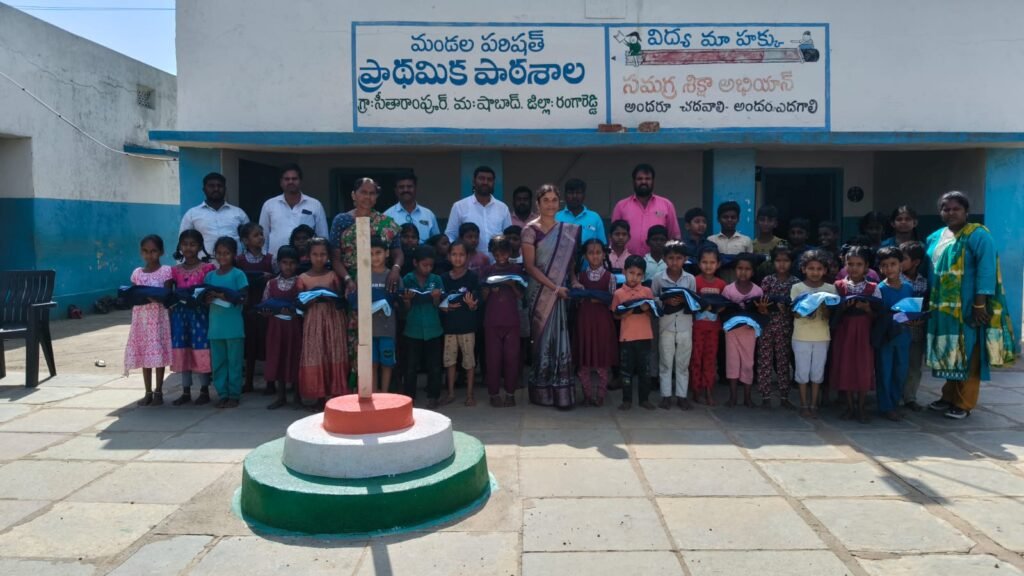 సీతారాంపూర్ పాఠశాలలో విద్యార్థులకు ఉచిత యూనిఫారాల పంపిణీ….