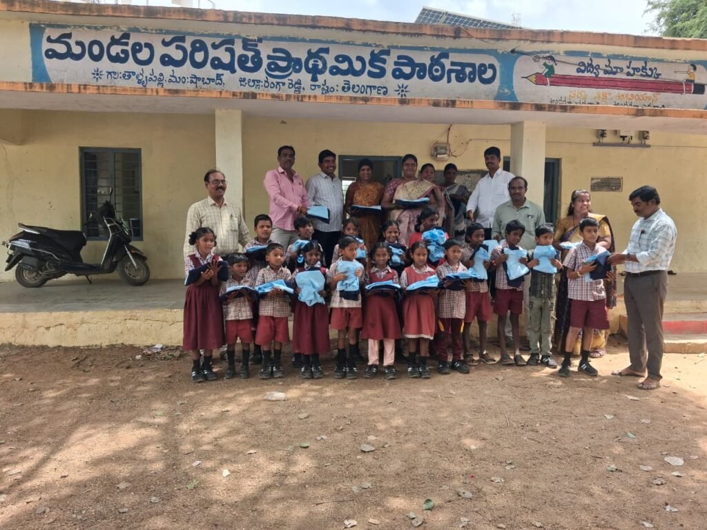 తాళ్లపల్లి జిల్లా పరిషత్ మరియు మండల పరిషత్ పాఠశాలల విద్యార్థులకు యూనిఫారం పంపిణీ…