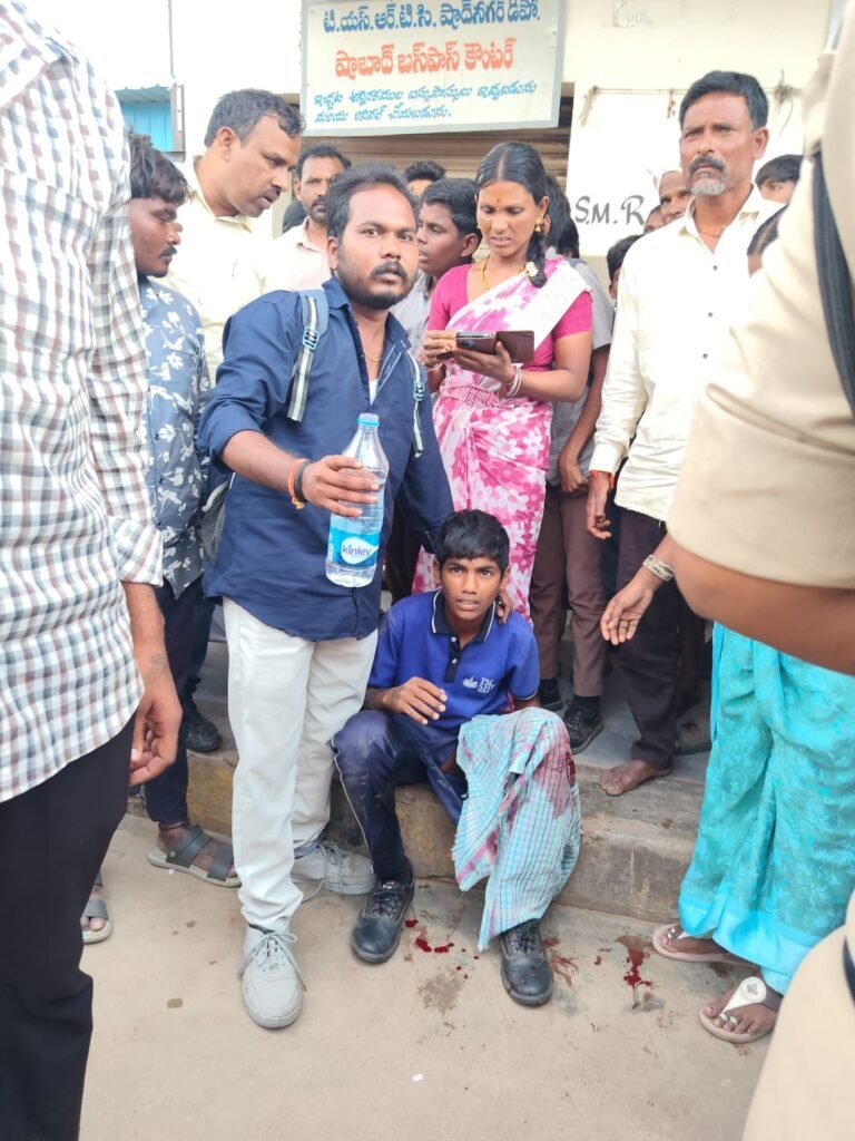ఆర్టీసీ బస్సు ప్రమాదంలో విద్యార్థికి గాయాలు