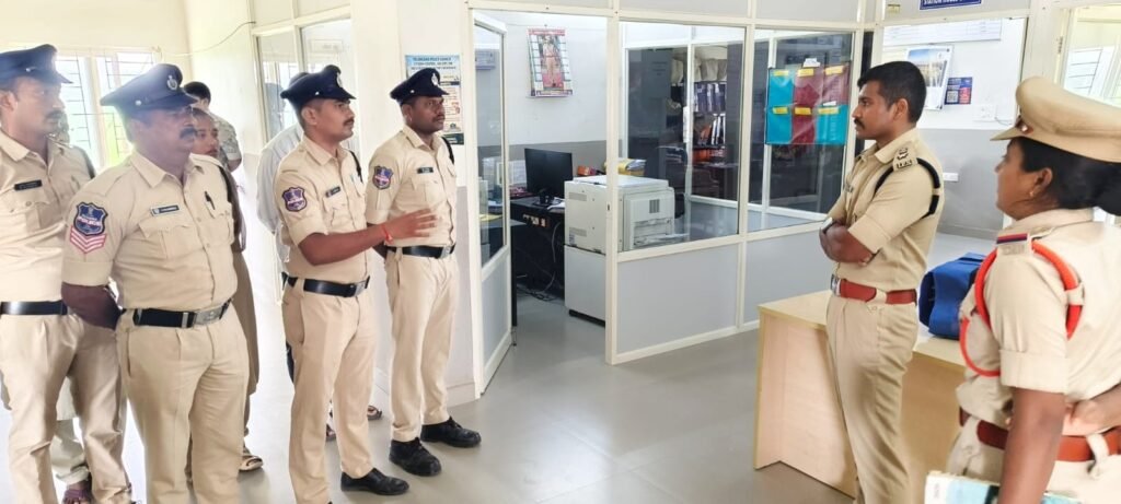టేకుమట్ల పోలీస్‌స్టేషన్‌ను తనిఖీ చేసిన ఎస్పీ