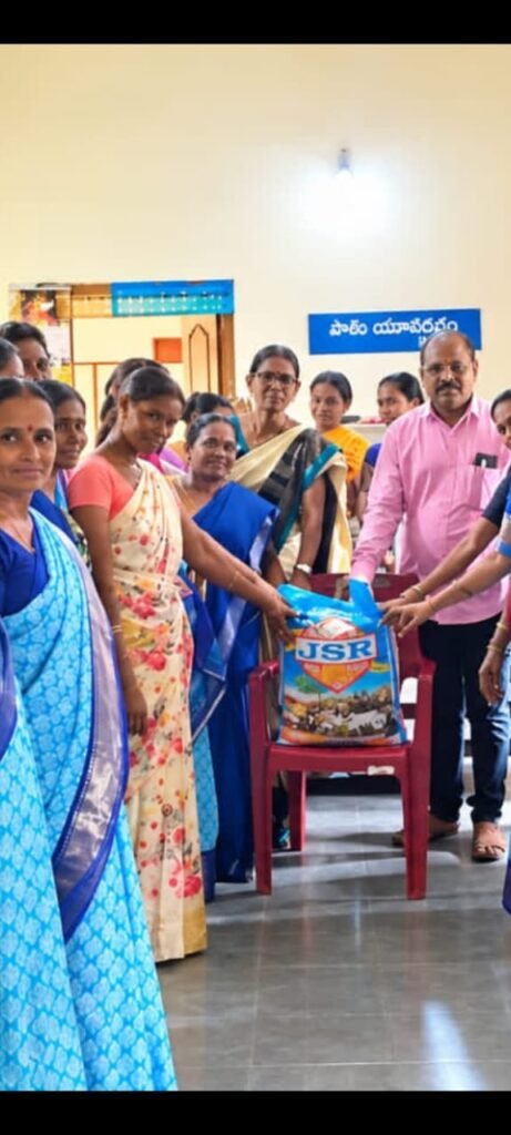 మానవత్వం చాటుకున్న మహిళా సంఘాలు – మృతుని కుటుంబానికి 50 కేజీల బియ్యం అందజేత