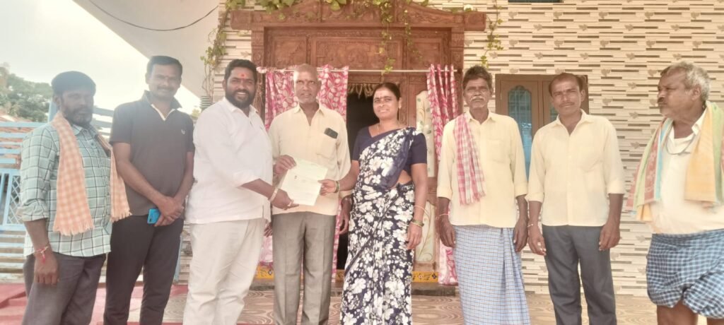 బాధితురాలికి సి ఎం ఆర్ ఎఫ్ చెక్కును అందజేసిన చొప్పరి సాగర్ 