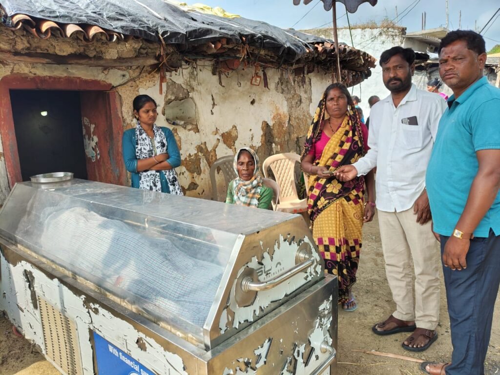 నేరడిగుంటలో మృతురాలి కుటుంబానికి ఆర్థిక సహాయం
