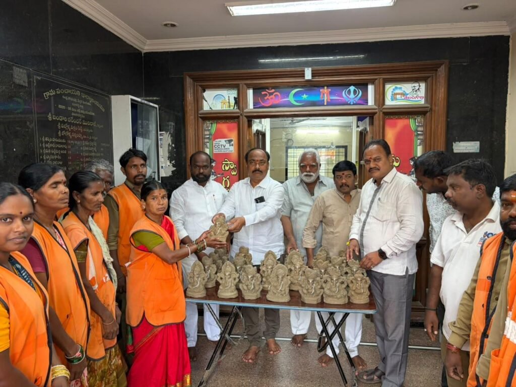 పారిశుద్ధ్య కార్మికులకు మట్టి వినాయక విగ్రహాల పంపిణీ