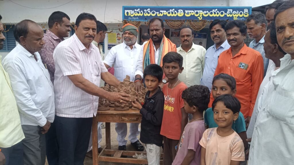 మట్టి వినాయకులతో పర్యావరణ పరిరక్షణ