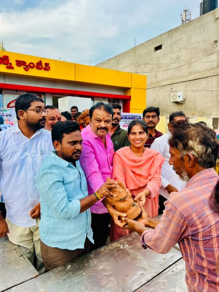 మట్టి వినాయకుడిని పూజిద్దాం.. పర్యావరణాన్ని కాపాడుదాం: బద్వేల్‌లో బొమ్మన ఫౌండేషన్ ఆధ్వర్యంలో ఘనంగా మట్టి గణపతుల పంపిణీ