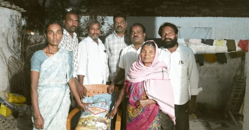 మృతుని కుటుంబానికి మాదిగ కుల సహకార సంఘం బియ్యం అందజేత