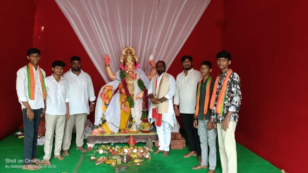 వినాయక మండపాల్లో కాంగ్రెస్ నేత గరిసెల సురేందర్ ముదిరాజ్ ప్రత్యేక పూజలు