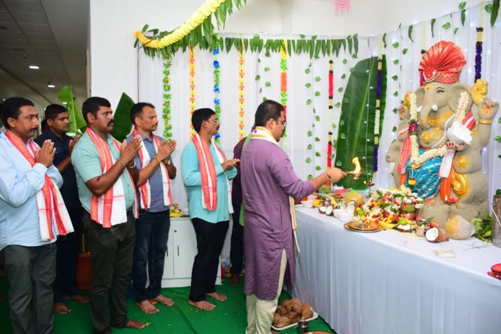 గణనాథుడికి ప్రత్యేక పూజలు చేస్తున్న ఎస్పి