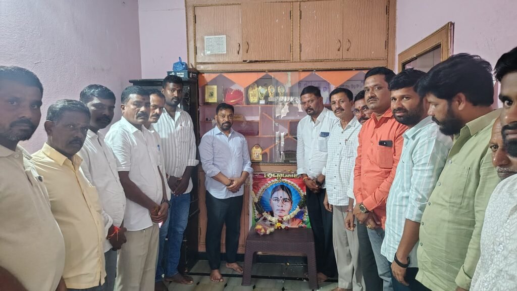జనగాం పాండు కుటుంబాన్ని పరామర్శించిన మాజీ ఎమ్మెల్యే