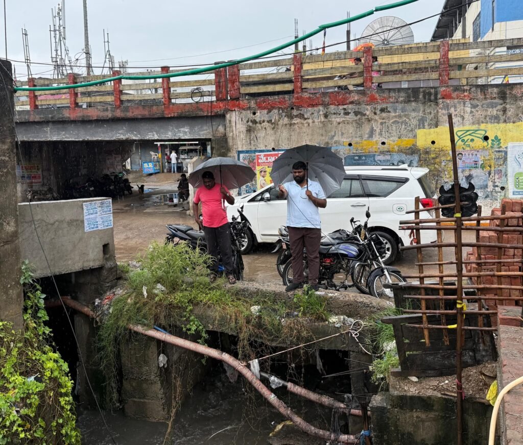 వర్షాలు కురుస్తున్న నేపథ్యంలో పలు వార్డులను సందర్శించిన మున్సిపల్ చైర్మన్