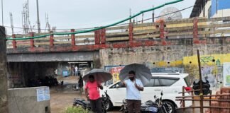 వర్షాలు కురుస్తున్న నేపథ్యంలో పలు వార్డులను సందర్శించిన మున్సిపల్ చైర్మన్