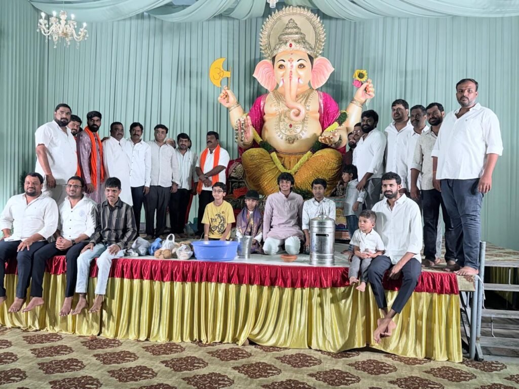 కూకట్‌పల్లిలో గణనాథుడి ఘన విఘ్నేశ్వర వేడుకలు  బజరంగ్ యూత్ అసోసియేషన్ ఆధ్వర్యంలో భక్తి వెల్లువ