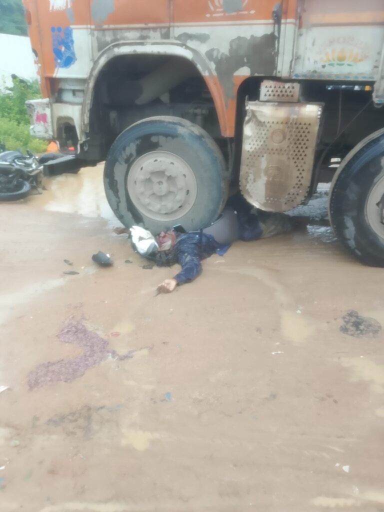 రోడ్డు ప్రమాదంలో మృతిచెందిన నర్సింలు కుటుంబాన్ని ప్రభుత్వం ఆదుకోవాలి