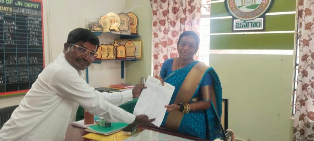 హుస్నాబాద్ కు బస్సు సౌకర్యం కల్పించాలని డిపో మేనేజర్ కు వినతి పత్రం