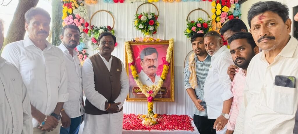 రవీందర్ కుటుంబాన్ని పరామర్శించిన మంత్రి వివేక్