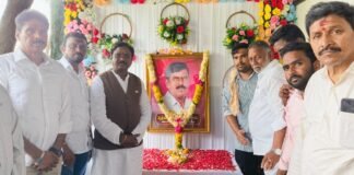 రవీందర్ కుటుంబాన్ని పరామర్శించిన మంత్రి వివేక్