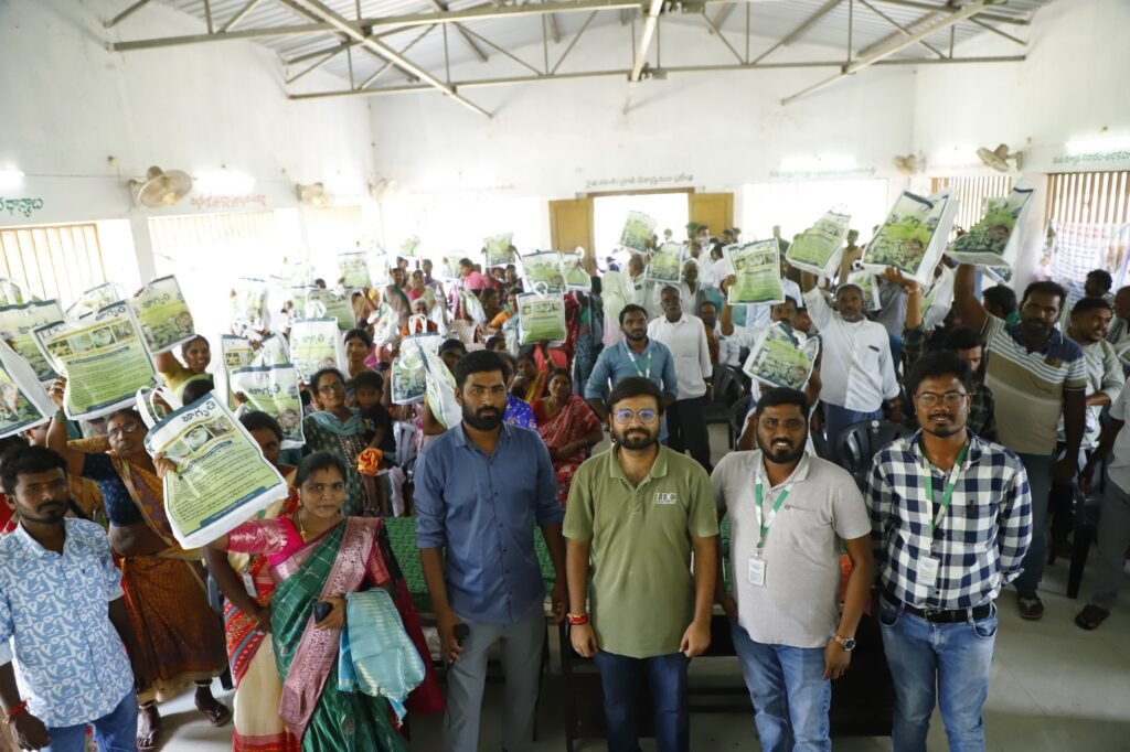 కొండాపూర్ లో ఎల్‌డీసీ సహకారంతో రైతులకు లింగాకర్షణ బుట్టల పంపిణీ