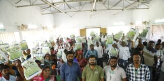 కొండాపూర్ లో ఎల్డీసీ సహకారంతో రైతులకు లింగాకర్షణ బుట్టల పంపిణీ