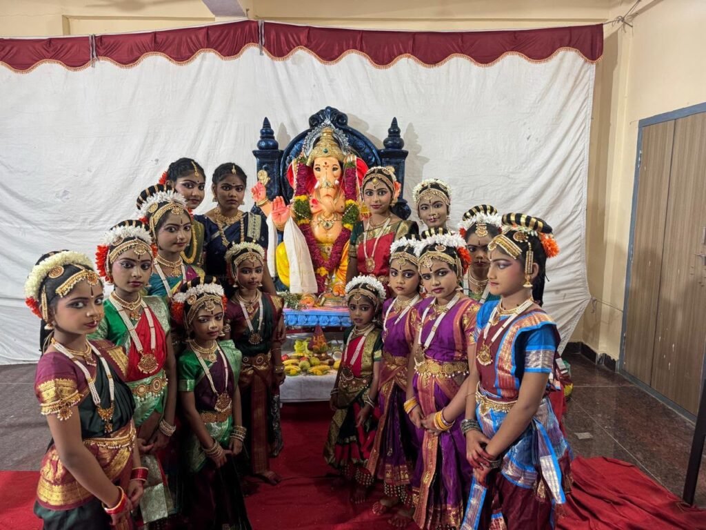 కూచిపూడి నాట్య ప్రదర్శనతో అలరించిన వాసవి డాన్స్ అకాడమీ