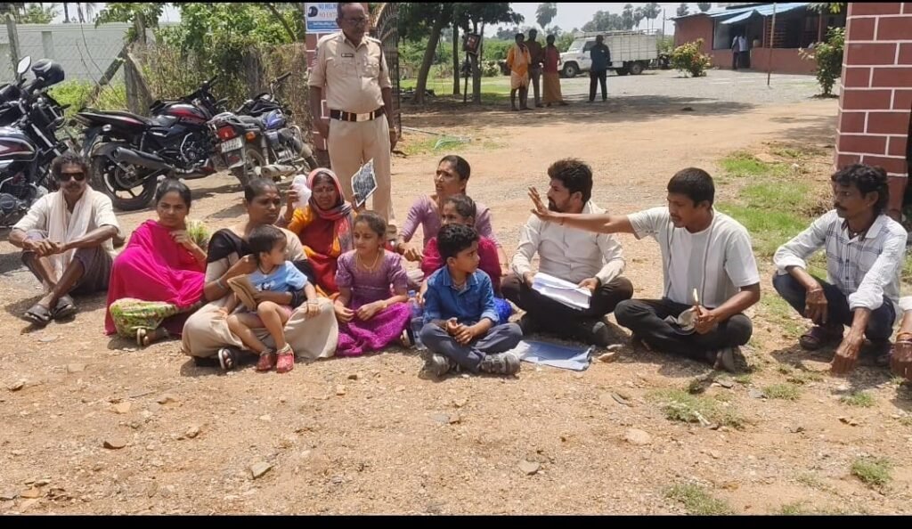 ఎస్సై వేధింపులకు తాళలేక బాధిత కుటుంబం పోలీస్ స్టేషన్ ముందు ఆందోళన