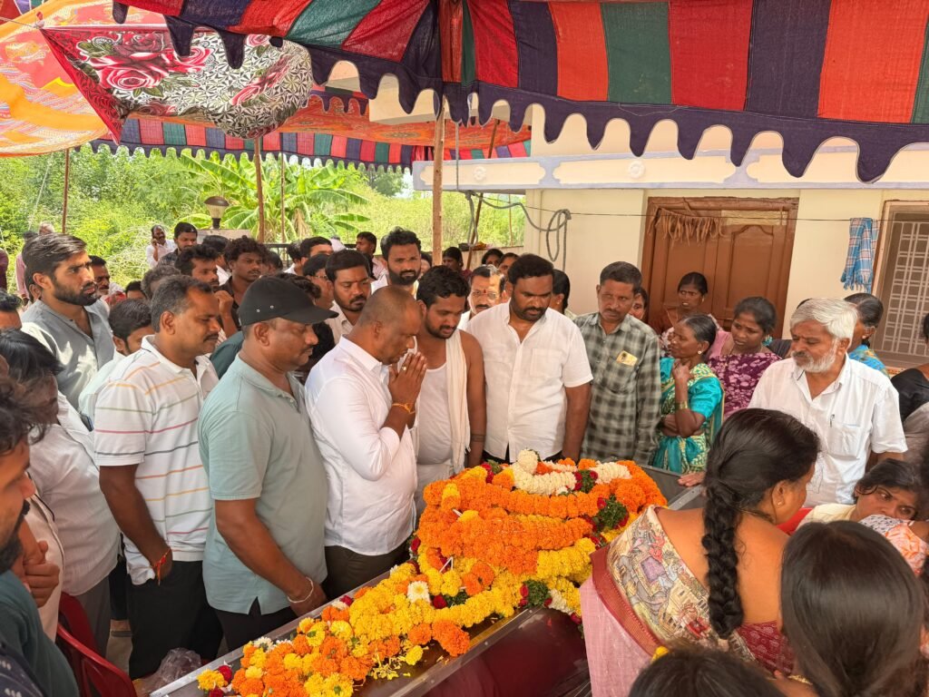 కాంగ్రెస్ సీనియర్ నాయకుడు శివరాత్రి వెంకటేశం మృతికి డీసీసీ అధ్యక్షుడు పున్న కైలాష్ నేత నివాళి